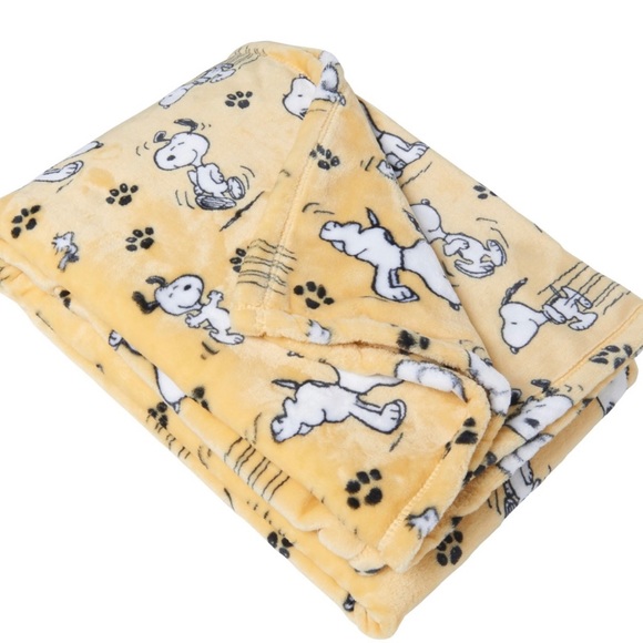 Peanuts Snoopy Yellow Blanket Throw - Picture 5 of 7